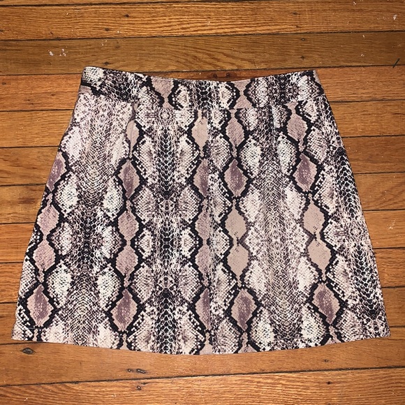 NWT Denim Snakeskin print zippered Mini Skirt - Picture 2 of 6